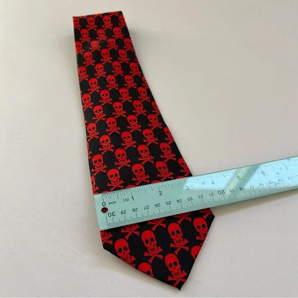 Red and Black Skull Pattern Tie goth Halloween used good condition 💀 - Picture 7 of 12